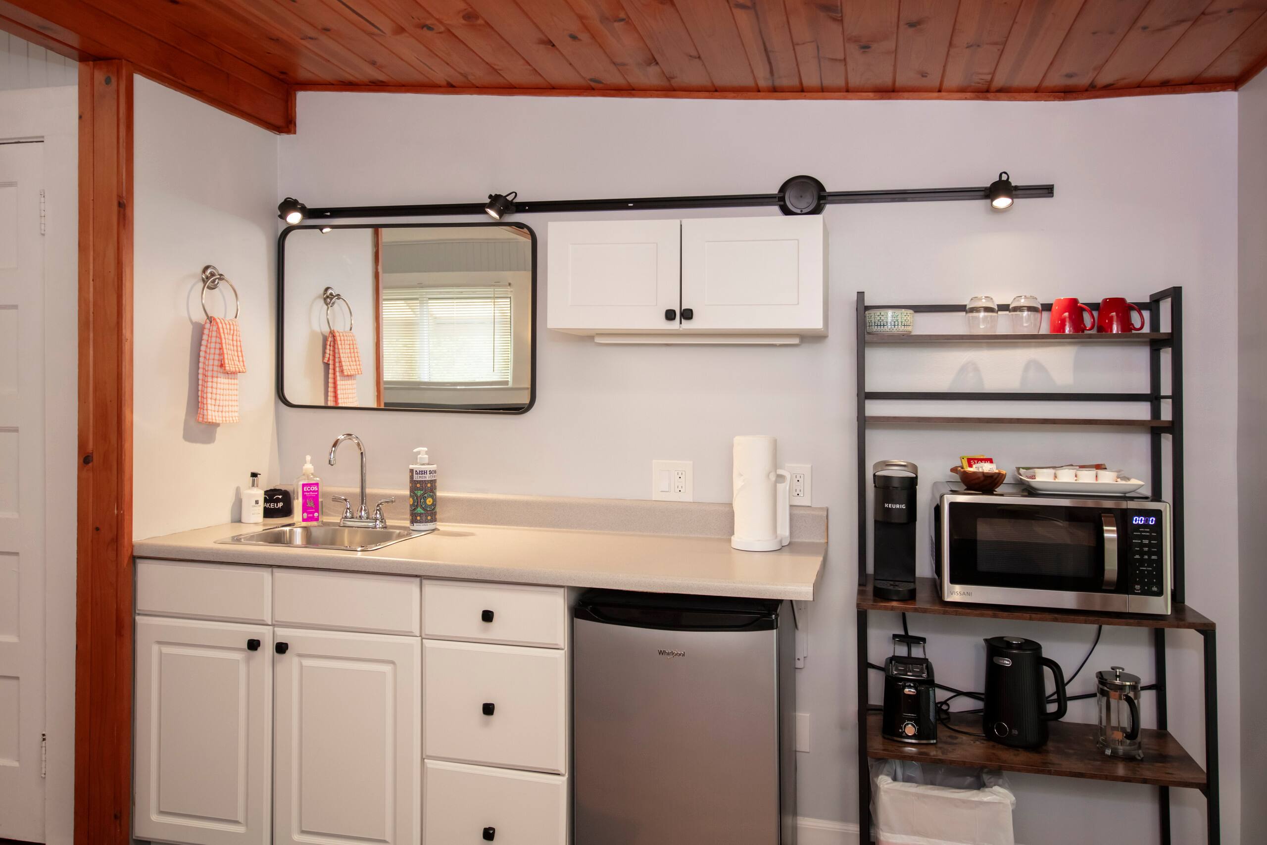 Private Suite - 1 King w/Kitchenette - Photo 8