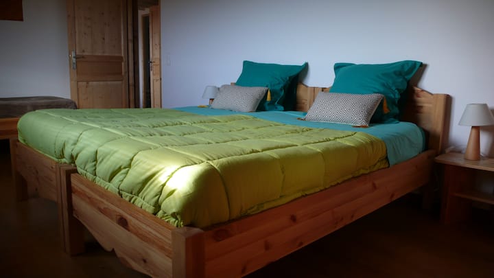 3 krevate tek, duke përfshirë 2 krevate dopio në një krevat dopio "king-size"