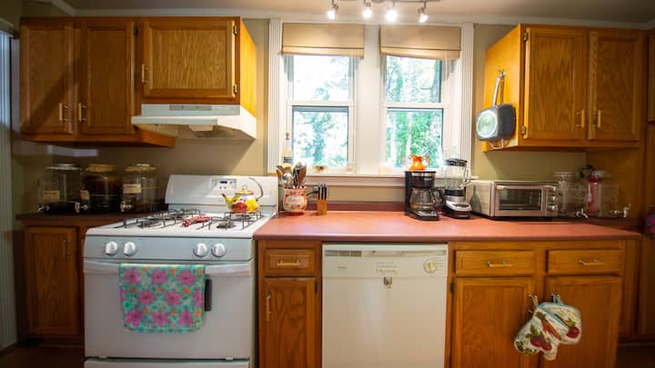 Charming Cottage Estate - Marietta, OH
