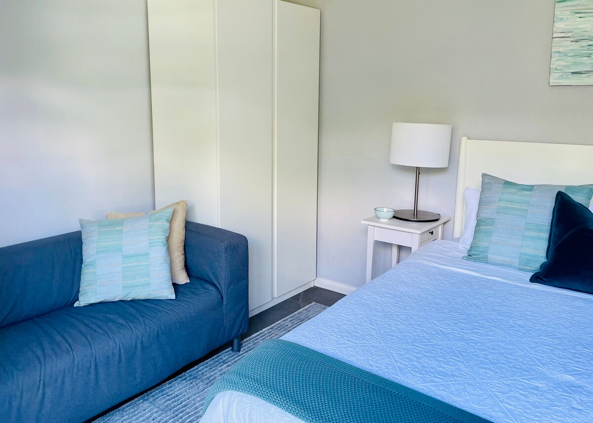 Mooie poef / bank om te luieren of te bingewatchen naar je favoriete serie!
Let op: dit kan worden geruild voor een eenpersoonsbed, om een kind te huisvesten, zie volgende afbeelding...