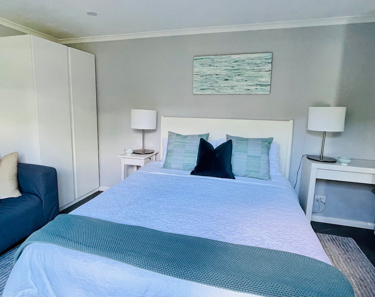 Comfortabel queensize bed  en lange bank.
Drop bijzettafel met stoelen, plus bureau/kaptafel en spiegel. Geweldige opbergkasten.
Kwaliteitsmatras, kussens & linnen.
Linnengordijnen filteren het zonlicht en er zijn stevige jaloezieën.