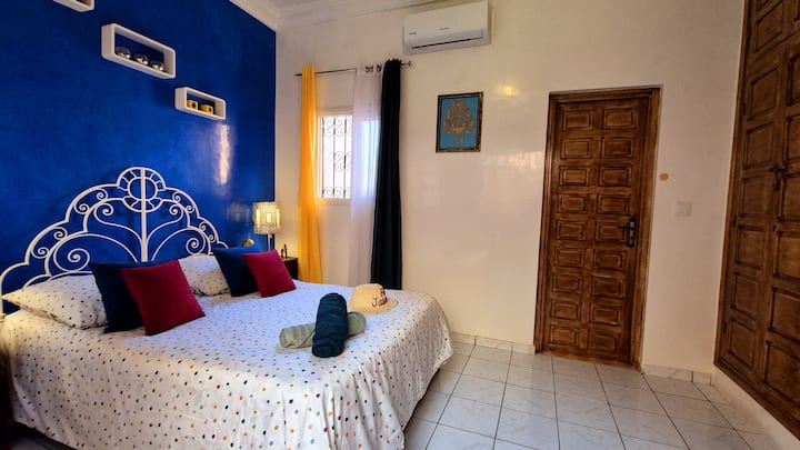 Спалнята MAJORELLE на 3 - ти етаж е климатизирана и се състои от двойно легло ( и единично легло за 7 - ми гост), гардероб с гардероб, 2 нощни шкафчета с лампа и баня Beldi.