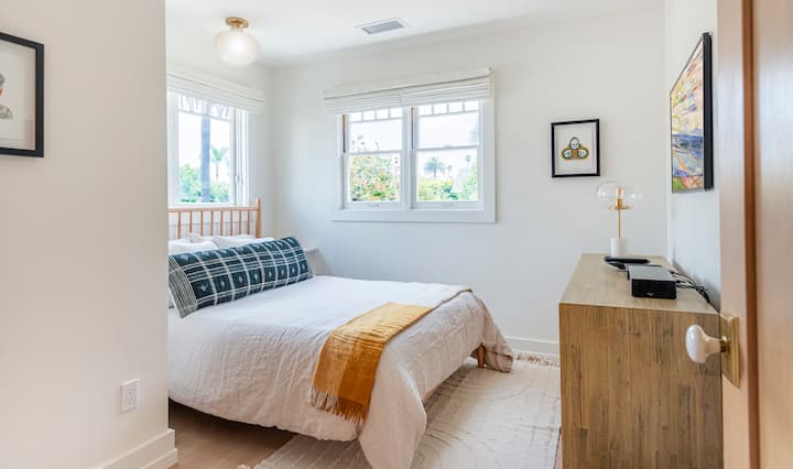 Първата спалня за гости в горната част на стълбите. Включва пълно легло с спално бельо и 32 - инчов телевизор с рамка.  