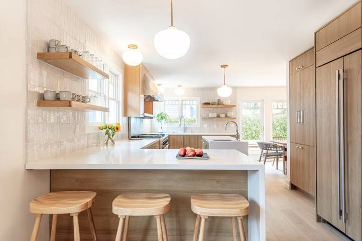 Walk to Venice Beach from Luxury Home