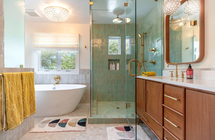 Walk to Venice Beach from Luxury Home gallery image 2