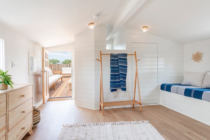 Таванска спалня на третия етаж с 32 - инчов смарт телевизор и двойно легло king size. Достъпът е само чрез външното спираловидно стълбище. На третия етаж няма баня. 