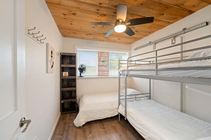 Soba na nižoj razini s 3 kreveta za 2 osobe (1 krevet na kat i 1 krevet za 2 osobe) 