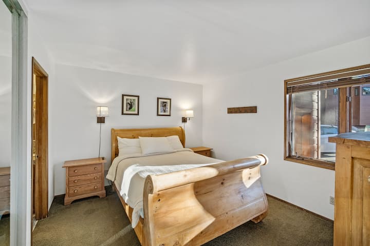 מלכת הורים שנייה עם מיטת מזחלת אורן מקסימה עם ריהוט תואם, חלון גדול שמאפשר הרבה אור טבעי ותאורה נהדרת לאורך כל הדרך כדי ליצור אווירה חמה ומזמינה.