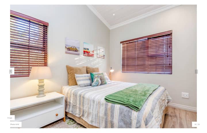 Svodni strop i ventilator čine prostranu 2. spavaću sobu s bračnim krevetom i vlastitom kupaonicom.