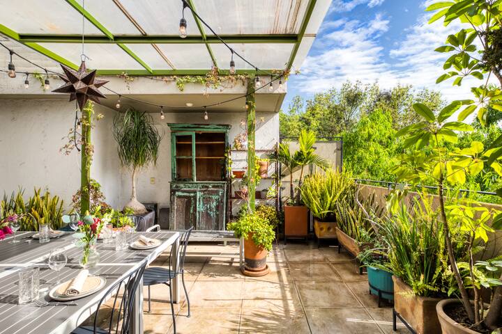 Sit in the Private Rooftop Garden of an Exceptional Home gallery image 2