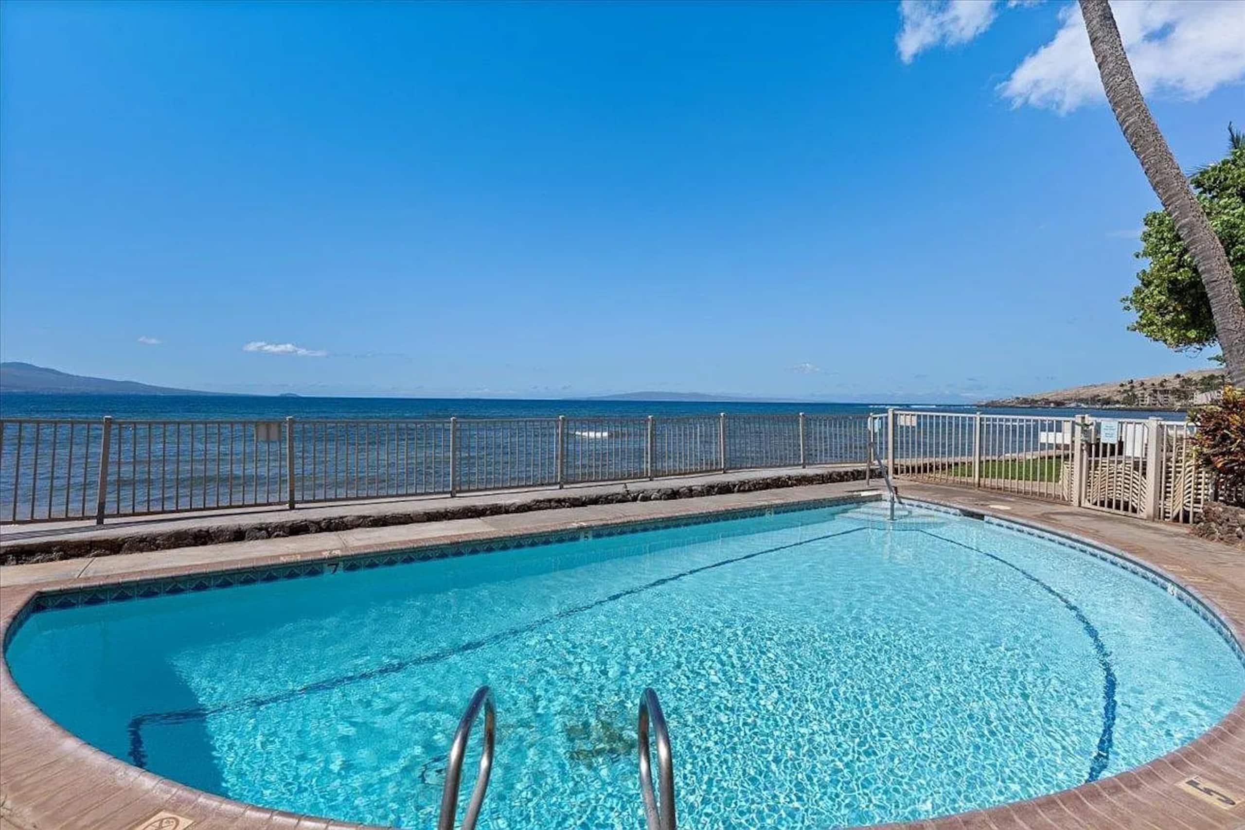 Condo in Wailuku · ★4.8 · 1 bedroom · 2 beds · 1 private bath - Image 3