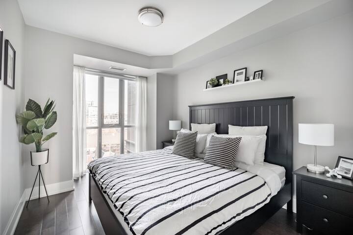 Bright Executive Condo CN Tower View + Gym & Sauna gallery image 5