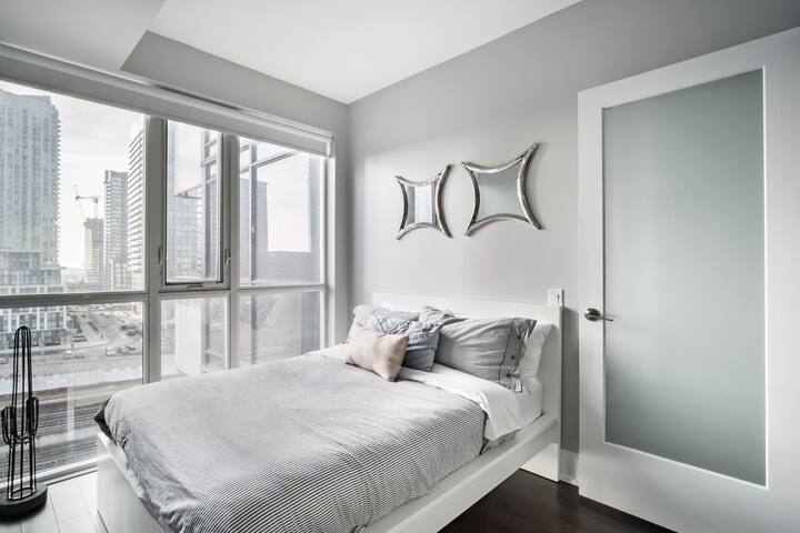 Bright Executive Condo CN Tower View + Gym & Sauna gallery image 4