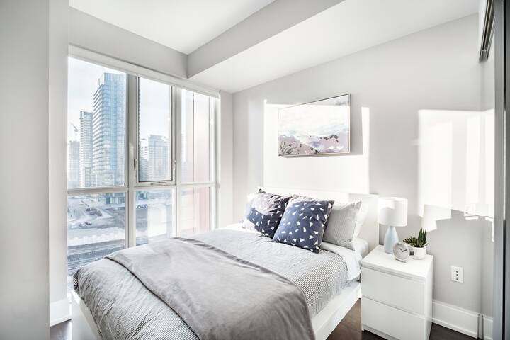 Bright Executive Condo CN Tower View + Gym & Sauna gallery image 3