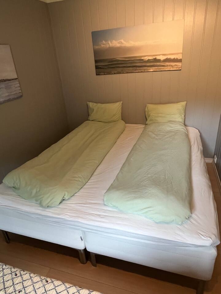 Cama doble grande y encantadora, cómoda (180 x 200) en el dormitorio 1.