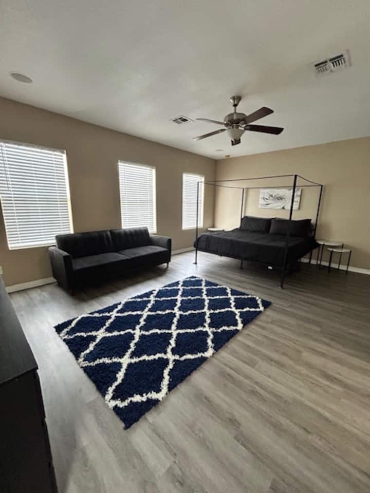 جناح رئيسي #2 سرير كينج وسرير أريكة يقع في الطابق الثاني