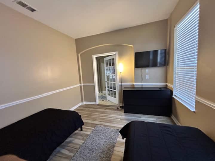 غرفة نوم بأسرة مزدوجة تقع في الطابق الأول