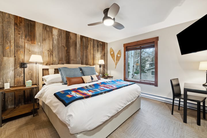 Udoban bračni krevet i prostor za rad ako vam zatrebaju. TV ima Netflix.