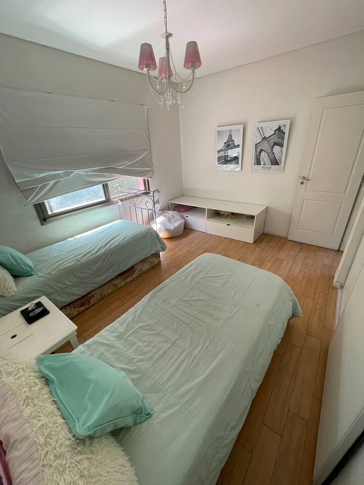 兒童臥室，配有 2 間小屋和額外的床墊，可供過夜使用。位於樓上。