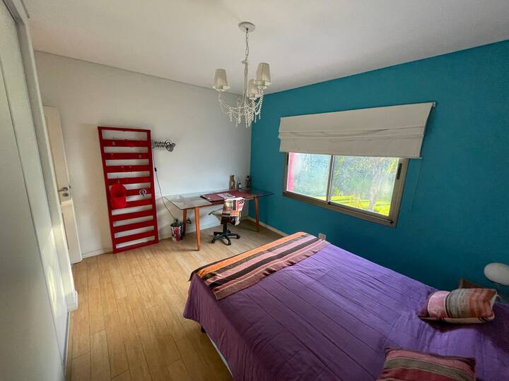 配備辦公桌的客房，可作為家庭辦公室使用。 這是兩棟獨棟房屋，可以一起出租或分開出租。這是樓上。