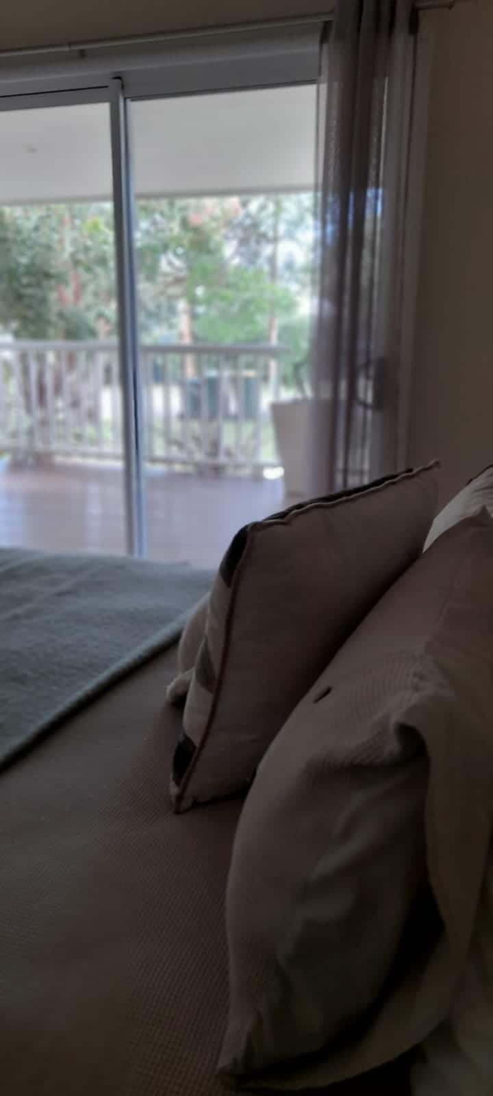 Spavaća soba 2 (s bračnim krevetom) koja vodi na mirnu prednju terasu 