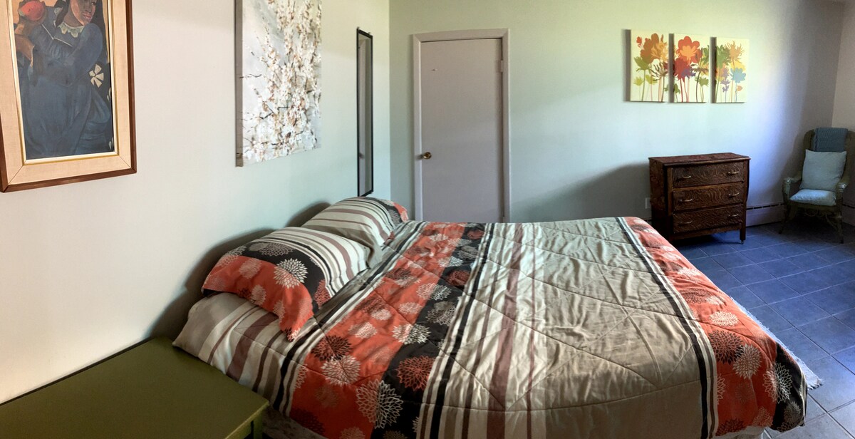 Istočna strana spavaće sobe s bračnim krevetom i madracem od bambusa.
