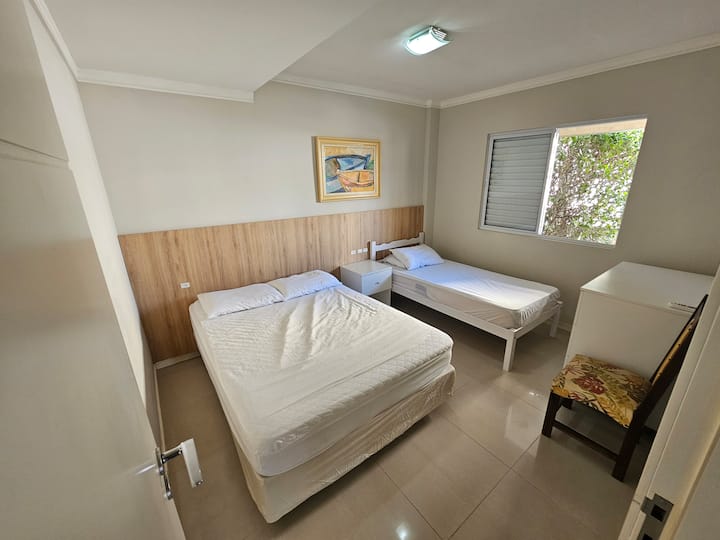 חדר שינה שני, עם מיטה זוגית ומיטת יחיד.