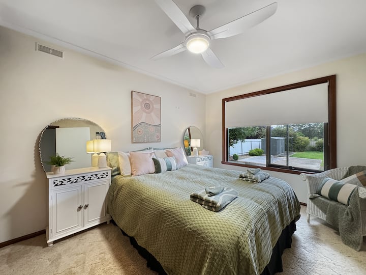 Ruhiges Schlafzimmer 2: Ruhige Atmosphäre, Komfort mit durchdachter Einrichtung. Genieße einen erholsamen Aufenthalt.