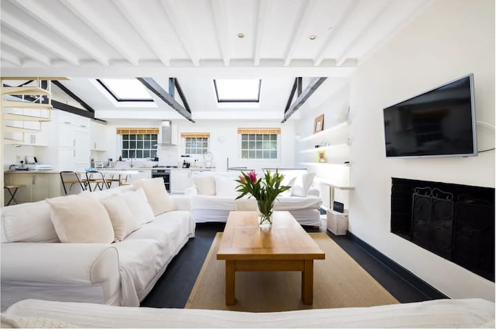 Gorgeous 2 bed luxury mews house, Holland Park.