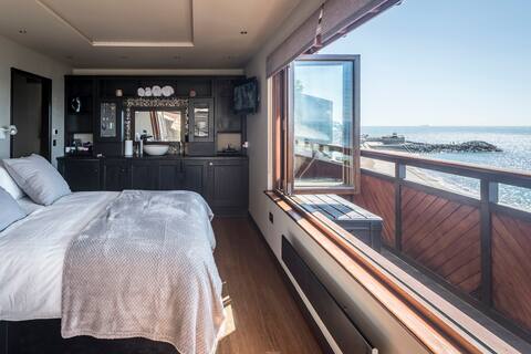 Top performing Airbnb: The Crow's Nest, Ventnor Beach (Hot Tub) in Ventnor