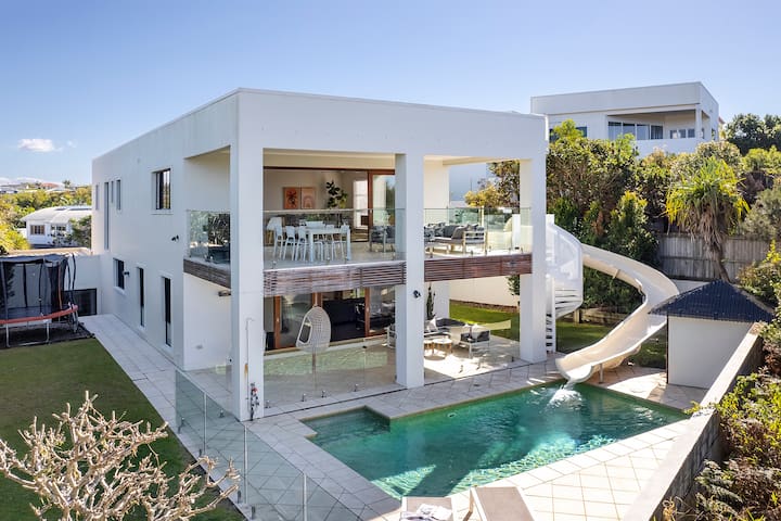 ULTIMATE NOOSA Six Bedroom Luxury with WATERSLIDE!