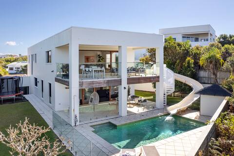 ULTIMATE NOOSA Six Bedroom Luxury with WATERSLIDE!