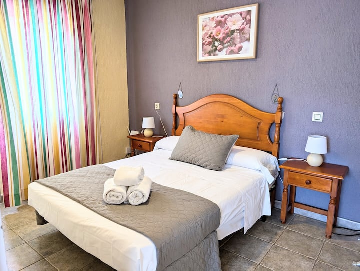 Habitación principal con cama de matrimonio y armario empotrado