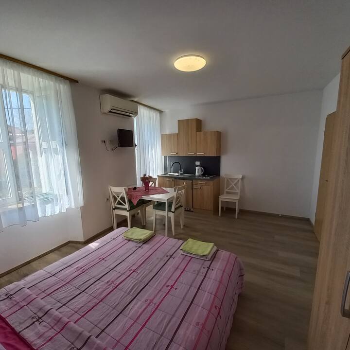 El dormitorio es un espacio amplio con:
- Una minicocina equipada con cocina, refrigerador con cajón congelador, tetera, vajilla y cubiertos. 
comedor con mesa y 3 sillas
Calefacción y vestíbulo con aire acondicionado.