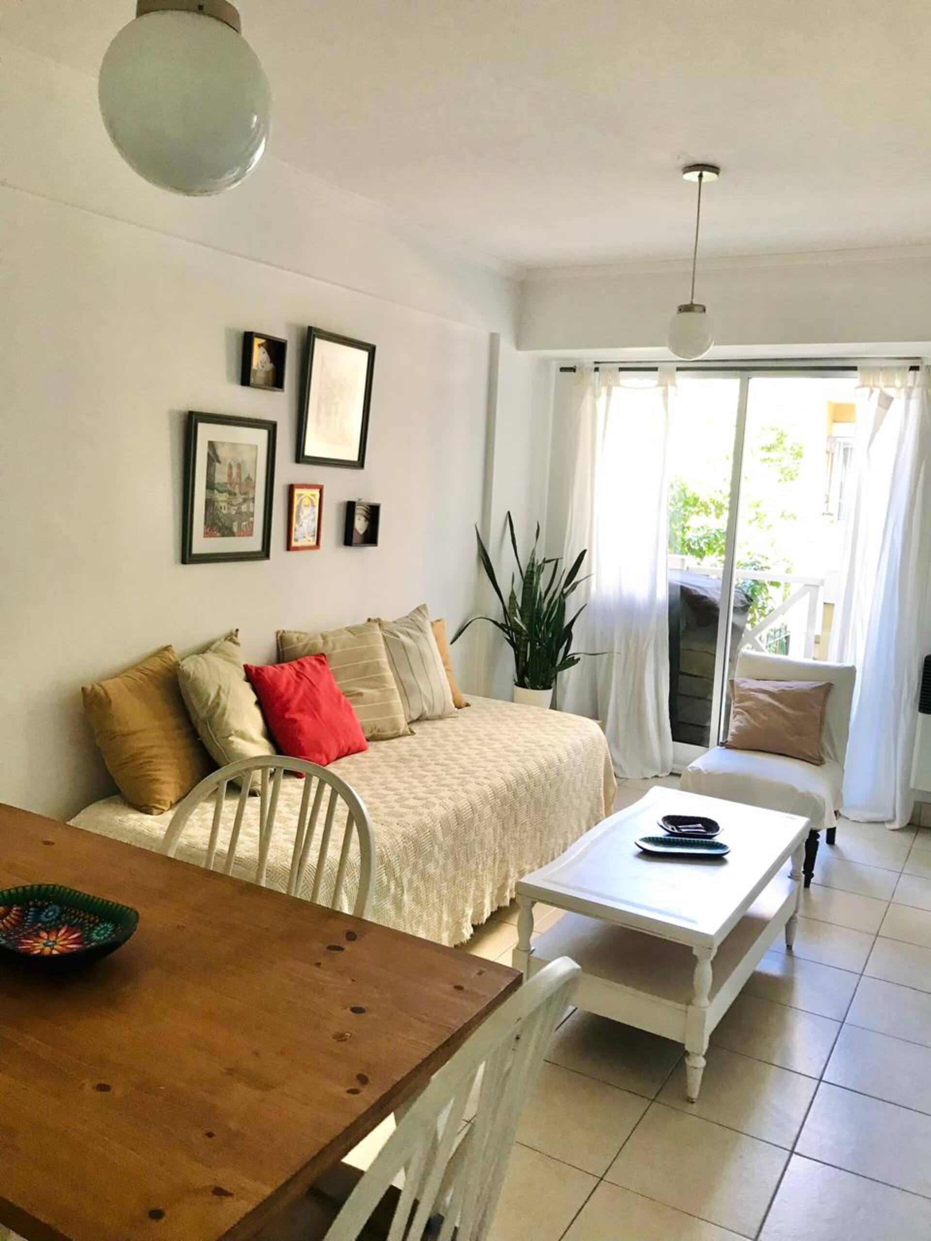 Apartamento de dois ambientes com varanda frontal em San Isidro