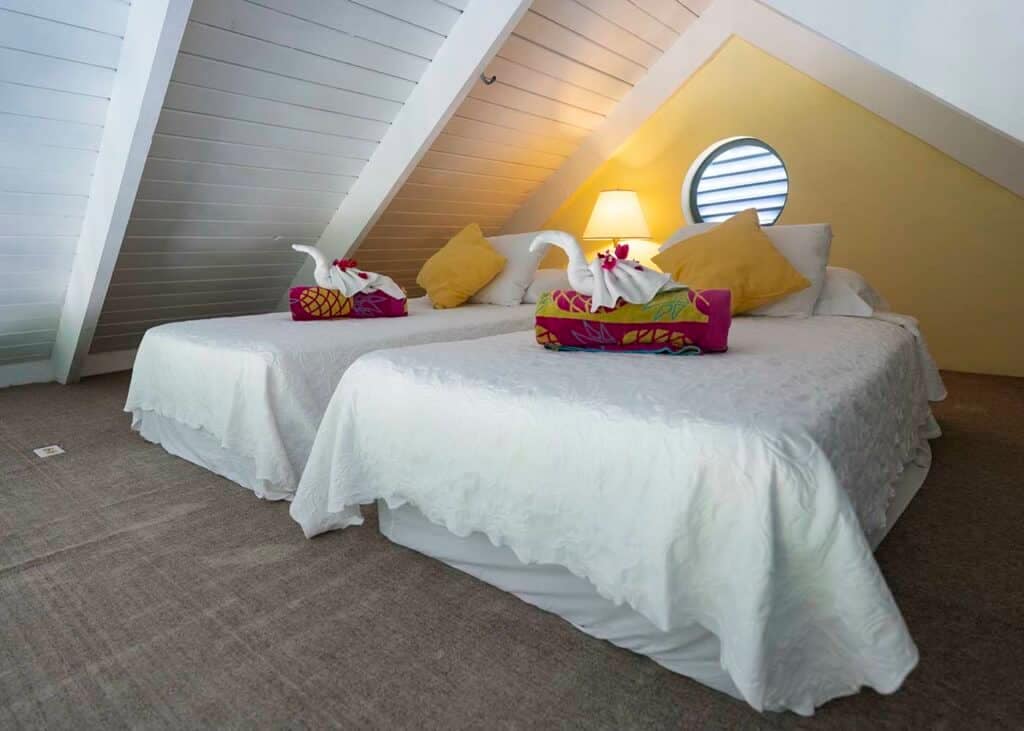 Grace Bay Beach Ocean View Balcony, saltwater pool