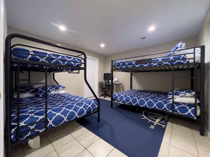 Chumba cha kulala #6 kwenye ngazi ya chini ni paradiso ya sherehe ya kulala! Ina ghorofa ya Queen-over-Queen, ghorofa ya Twin-over-Full na sehemu ya ofisi. Intaneti yetu ya kasi ni bora kwa ajili ya kufanya kazi ukiwa mbali, kukiwa na printa na vifaa vya ofisi vinavyopatikana.