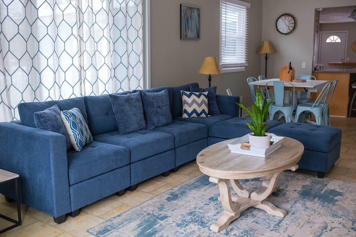 Chumba kwa vizazi vyote.  Watoto wanacheza, watu wazima hupumzika na kila mtu anaweza kuwa pamoja. 