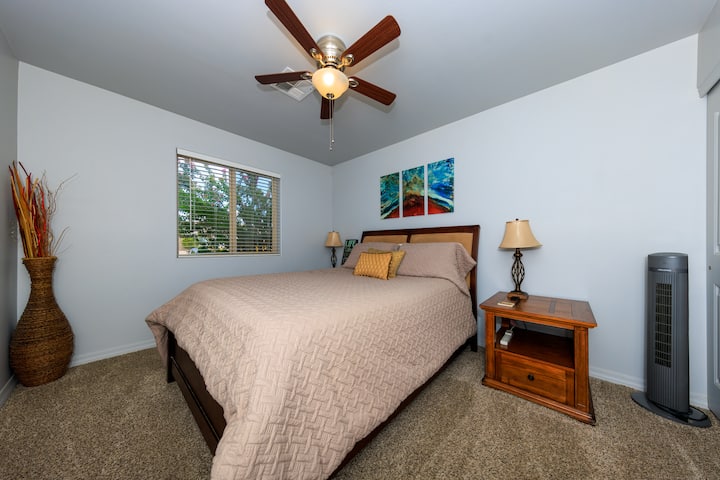 Двойно легло, две нощни шкафчета, вентилатор на тавана и голям гардероб. 