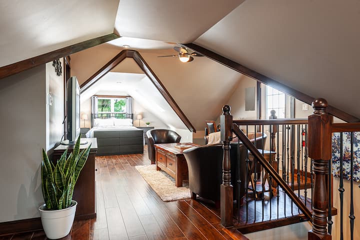 כשנכנסים לקומה העליונה, יש לו תחושה של לופט עם החיים הפתוחים שלו. יש שתי מיטות קווין סייז בקצוות שונים לחלוטין של החלל, המופרדות על ידי סלון וחדר רחצה. שתי מחיצות פרטיות מוחבאות במידת הצורך. 