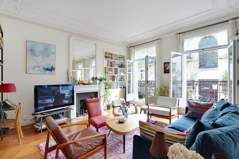 Popular Airbnb listing: Very quiet and very bright apartment. in Paris 10e Arrondissement