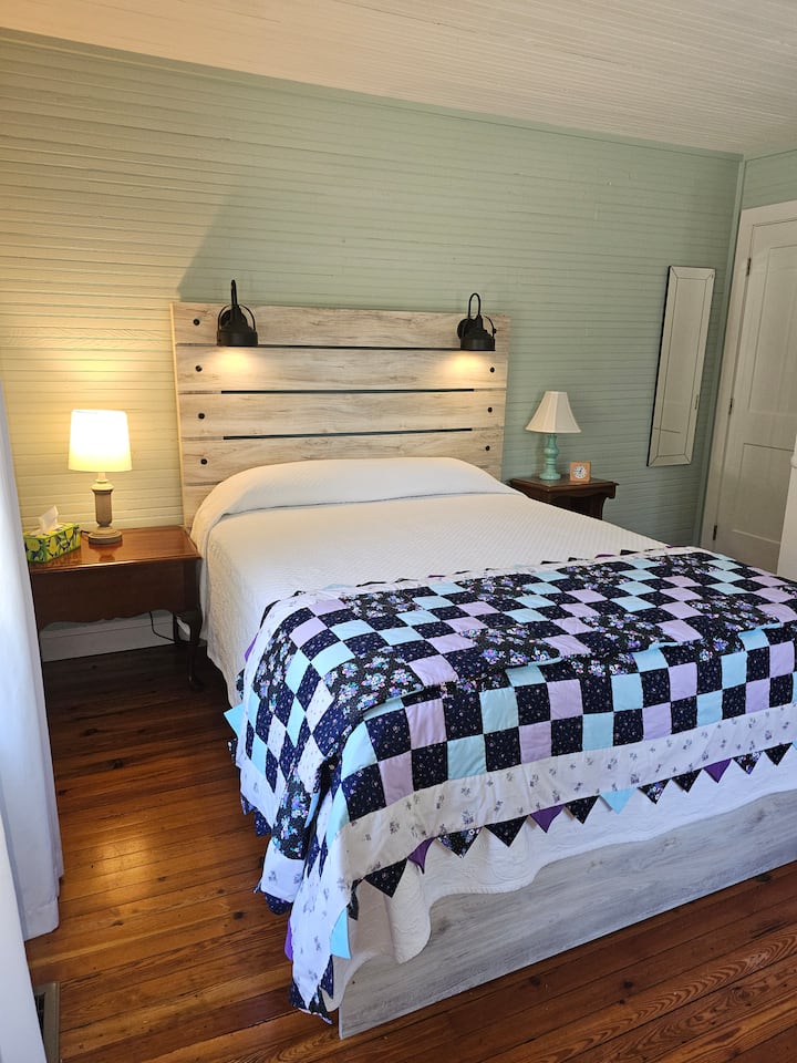 配备标准双人床、大衣橱、工作台、梳妆台和两扇窗户，自然光线充足。