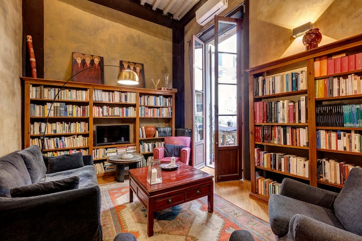 Enjoy Historic Veranda In The Heart Of Florence