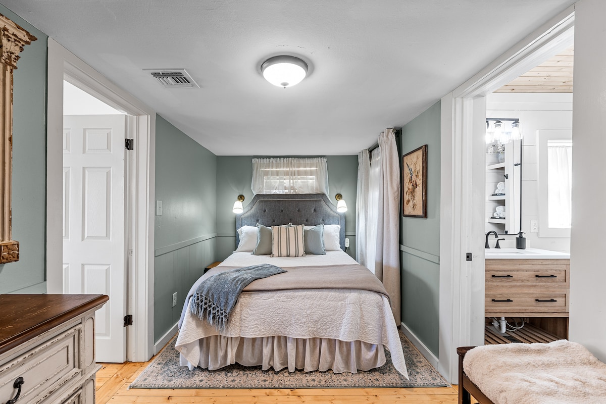 [Bedroom #2] ★ "Decor was beautiful and the beds were super comfortable."