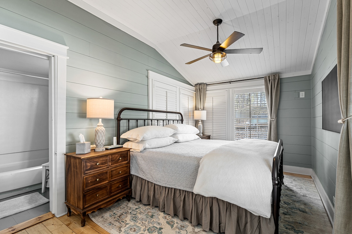 [Bedroom #2] King bed & 55” TV with Netflix + Youtube TV photos March 2025 