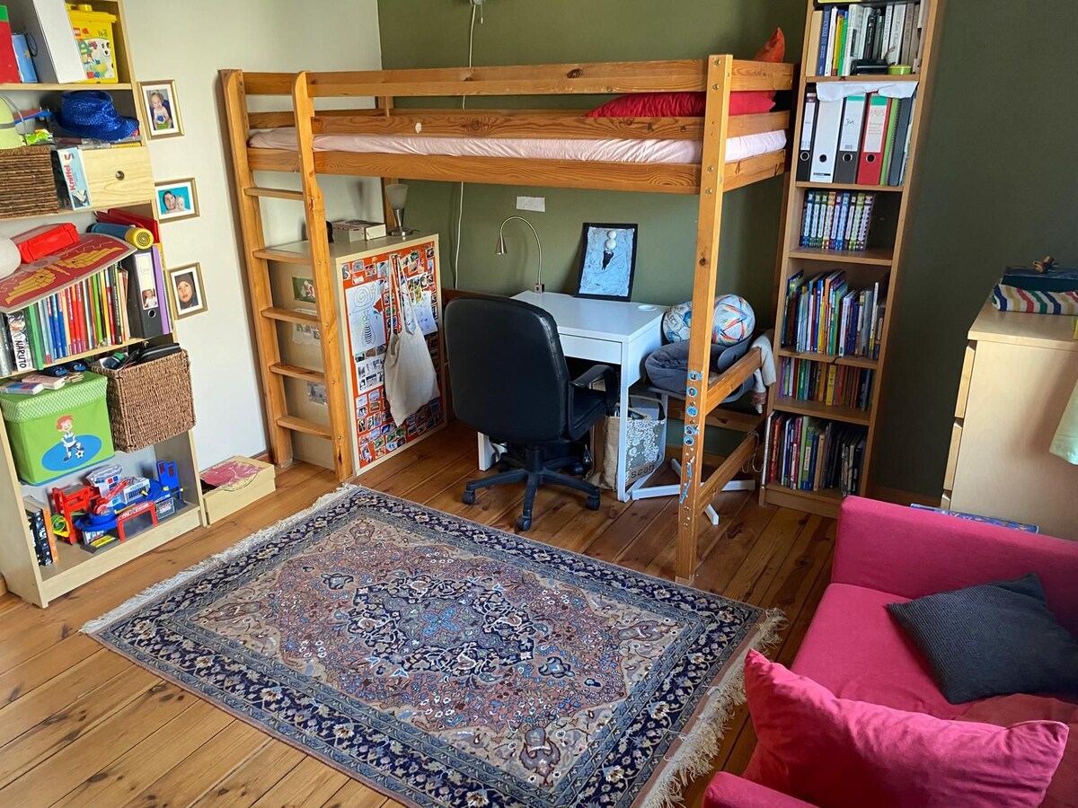 Táto izba je priechodná a nachádza sa na prízemí. Kúpeľňa je hneď vedľa izby. Červenú pohovku možno použiť aj ako rozkladaciu pohovku, keď je rozložená.