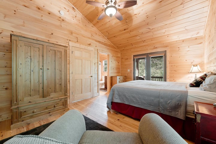 غرفة النوم في الطابق العلوي وسرير كينج وشرفة الشرفة.