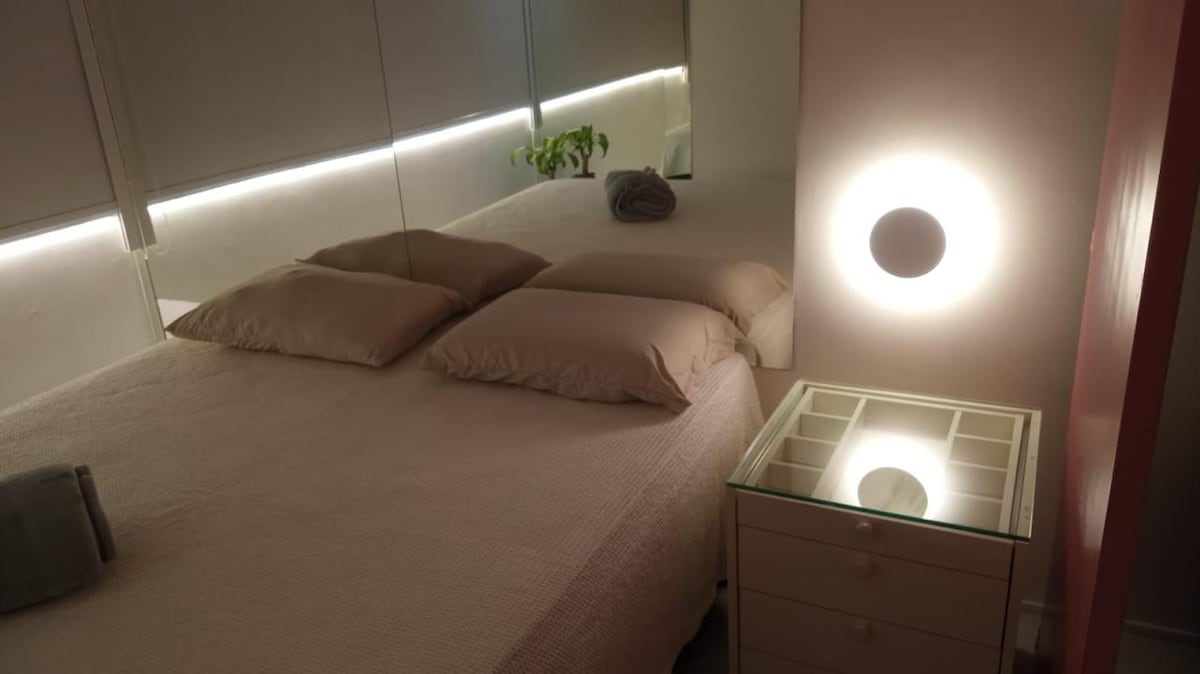 קורטינה 100% מחרידה לנוחיותכם. נורות LED לקריאה והגדרה. 