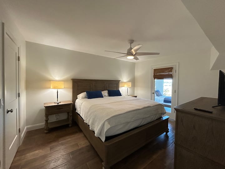 Dhomë gjumi kryesore me krevat dopio "king", ventilator tavani, televizor, banjë ngjitur dhe një kasafortë në dollap. Nga krevati mund të shohësh ujin, marinën dhe perëndimet e diellit. Hija ulet për privatësi dhe perdet e rënda në dritaret e pasme mbyllen.