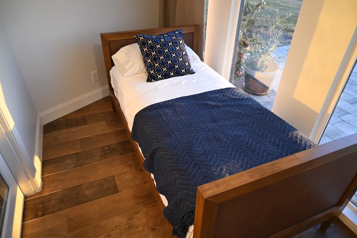 Krevat dite me dy madhësi me pamje të bukur të ujit, marinës dhe perëndimeve të diellit.